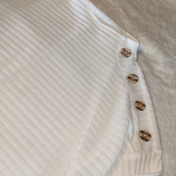 White long sleeve - Picture 3 of 4